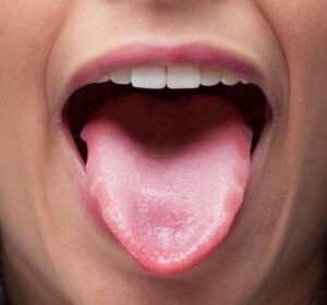 mujer mostrando la lengua